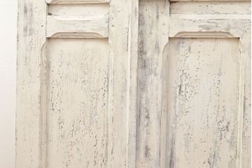 フランスアンティークの親子ドアをリペア&カスタム!ガラスをアクリル板へ差し替え。本体はアンティークホワイトのペイント、アイアン部には黒の着色をし仕上げ。(木製ドア、扉、建具)