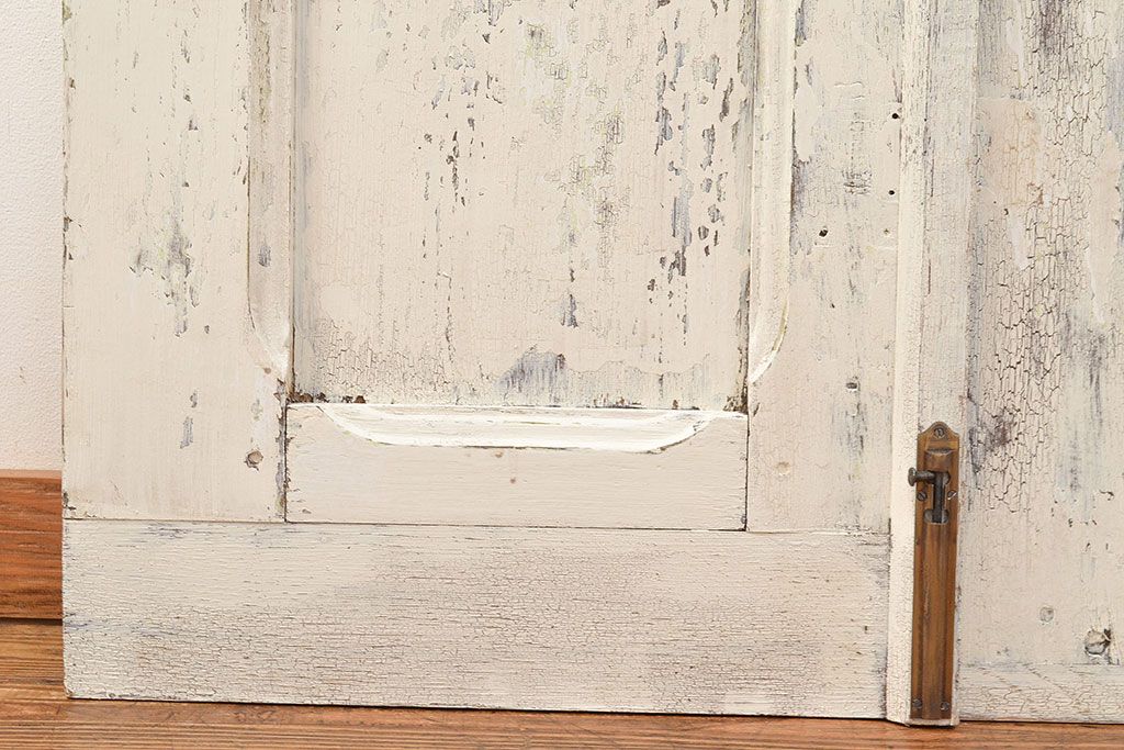 フランスアンティークの親子ドアをリペア&カスタム!ガラスをアクリル板へ差し替え。本体はアンティークホワイトのペイント、アイアン部には黒の着色をし仕上げ。(木製ドア、扉、建具)