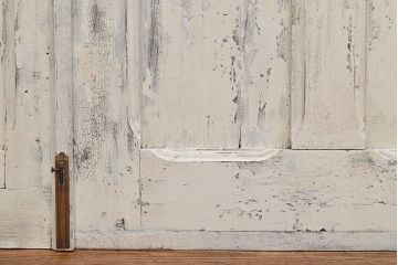 フランスアンティークの親子ドアをリペア&カスタム!ガラスをアクリル板へ差し替え。本体はアンティークホワイトのペイント、アイアン部には黒の着色をし仕上げ。(木製ドア、扉、建具)