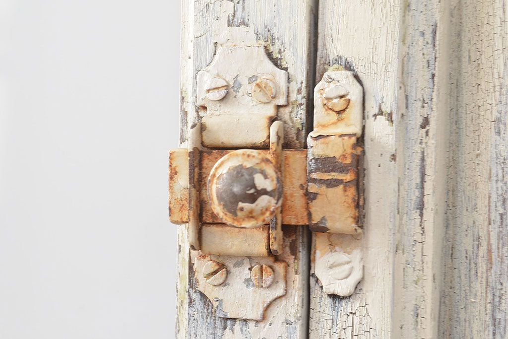 フランスアンティークの親子ドアをリペア&カスタム!ガラスをアクリル板へ差し替え。本体はアンティークホワイトのペイント、アイアン部には黒の着色をし仕上げ。(木製ドア、扉、建具)