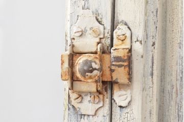 フランスアンティークの親子ドアをリペア&カスタム!ガラスをアクリル板へ差し替え。本体はアンティークホワイトのペイント、アイアン部には黒の着色をし仕上げ。(木製ドア、扉、建具)