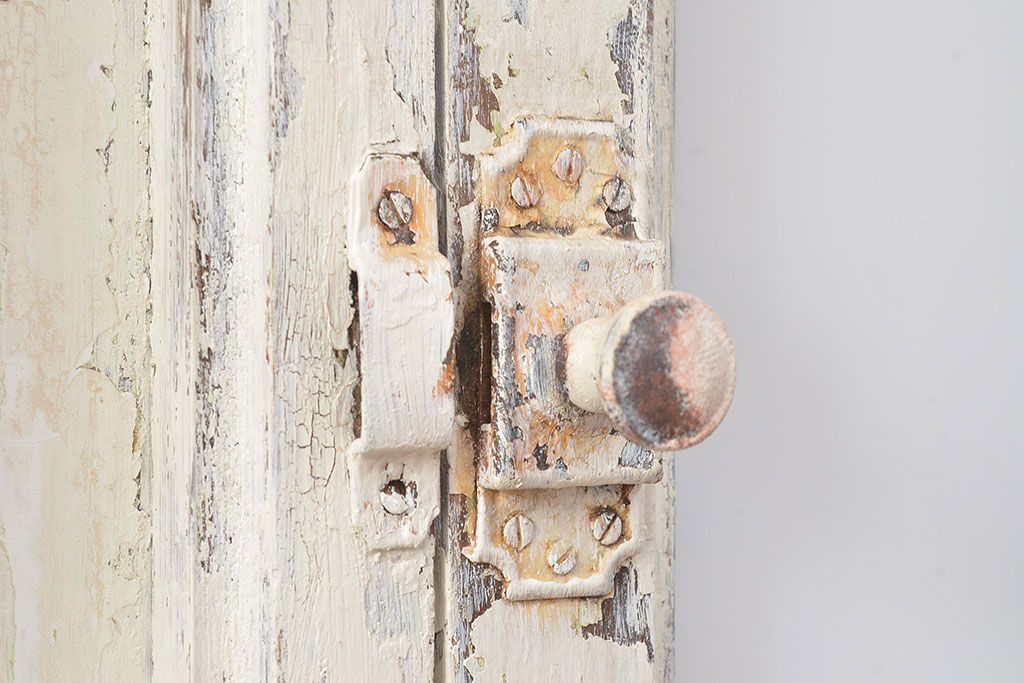 フランスアンティークの親子ドアをリペア&カスタム!ガラスをアクリル板へ差し替え。本体はアンティークホワイトのペイント、アイアン部には黒の着色をし仕上げ。(木製ドア、扉、建具)