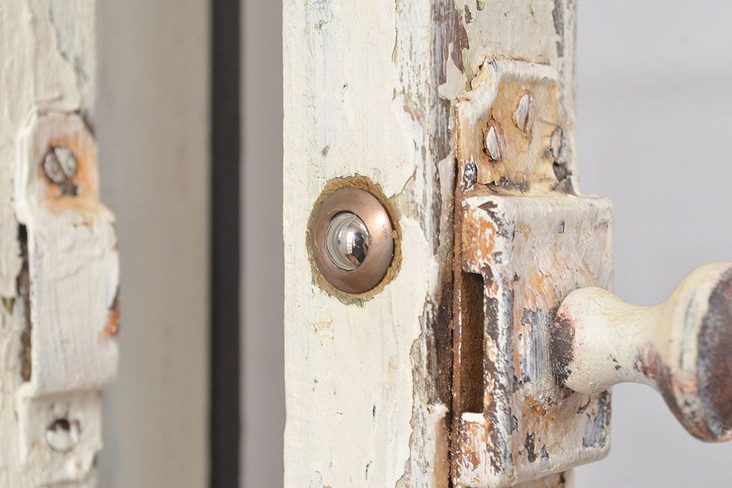 フランスアンティークの親子ドアをリペア&カスタム!ガラスをアクリル板へ差し替え。本体はアンティークホワイトのペイント、アイアン部には黒の着色をし仕上げ。(木製ドア、扉、建具)