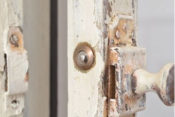 フランスアンティークの親子ドアをリペア&カスタム!ガラスをアクリル板へ差し替え。本体はアンティークホワイトのペイント、アイアン部には黒の着色をし仕上げ。(木製ドア、扉、建具)