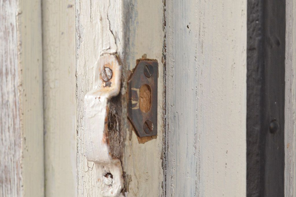 フランスアンティークの親子ドアをリペア&カスタム!ガラスをアクリル板へ差し替え。本体はアンティークホワイトのペイント、アイアン部には黒の着色をし仕上げ。(木製ドア、扉、建具)