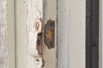 フランスアンティークの親子ドアをリペア&カスタム!ガラスをアクリル板へ差し替え。本体はアンティークホワイトのペイント、アイアン部には黒の着色をし仕上げ。(木製ドア、扉、建具)