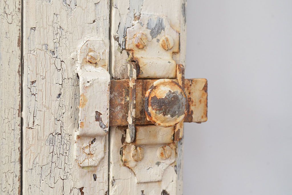 フランスアンティークの親子ドアをリペア&カスタム!ガラスをアクリル板へ差し替え。本体はアンティークホワイトのペイント、アイアン部には黒の着色をし仕上げ。(木製ドア、扉、建具)