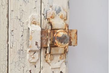 フランスアンティークの親子ドアをリペア&カスタム!ガラスをアクリル板へ差し替え。本体はアンティークホワイトのペイント、アイアン部には黒の着色をし仕上げ。(木製ドア、扉、建具)