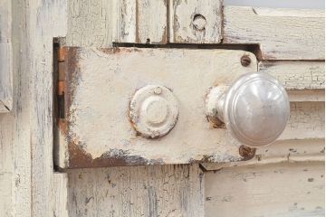 フランスアンティークの親子ドアをリペア&カスタム!ガラスをアクリル板へ差し替え。本体はアンティークホワイトのペイント、アイアン部には黒の着色をし仕上げ。(木製ドア、扉、建具)