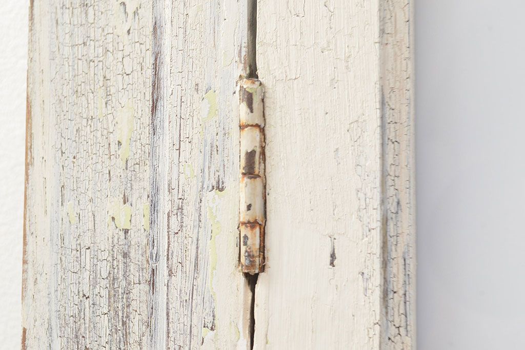 フランスアンティークの親子ドアをリペア&カスタム!ガラスをアクリル板へ差し替え。本体はアンティークホワイトのペイント、アイアン部には黒の着色をし仕上げ。(木製ドア、扉、建具)