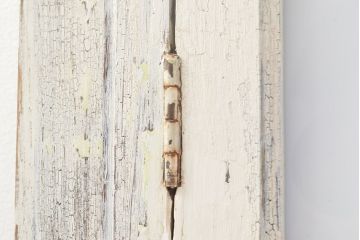 フランスアンティークの親子ドアをリペア&カスタム!ガラスをアクリル板へ差し替え。本体はアンティークホワイトのペイント、アイアン部には黒の着色をし仕上げ。(木製ドア、扉、建具)