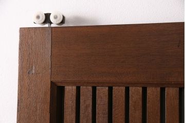 昭和初期の蔵戸をリペア&カスタム!設置場所に合わせてリサイズ。格子裏にクリアガラスを組み入れ。濃い茶色で着色し仕上げ。(玄関戸、建具)