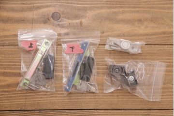 昭和初期の蔵戸をリペア&カスタム!設置場所に合わせてリサイズ。格子裏にクリアガラスを組み入れ。濃い茶色で着色し仕上げ。(玄関戸、建具)