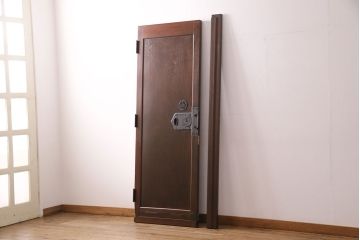 明治期の蔵戸をリペア&カスタム!設置場所に合わせてリサイズし、ドアにリメイク。時代箪笥の引手、アクリル製の家紋を取り付け。外部用塗装で仕上げ。(玄関戸、建具、玄関ドア)