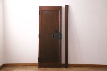 明治期の蔵戸をリペア&カスタム!設置場所に合わせてリサイズし、ドアにリメイク。時代箪笥の引手、アクリル製の家紋を取り付け。外部用塗装で仕上げ。(玄関戸、建具、玄関ドア)