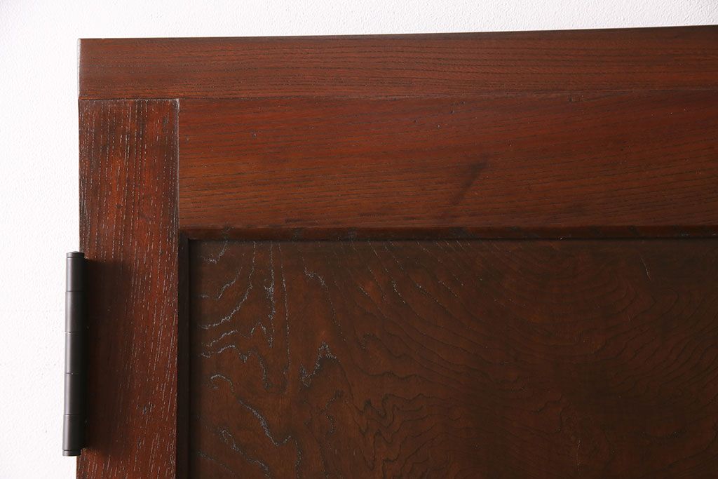 明治期の蔵戸をリペア&カスタム!設置場所に合わせてリサイズし、ドアにリメイク。時代箪笥の引手、アクリル製の家紋を取り付け。外部用塗装で仕上げ。(玄関戸、建具、玄関ドア)