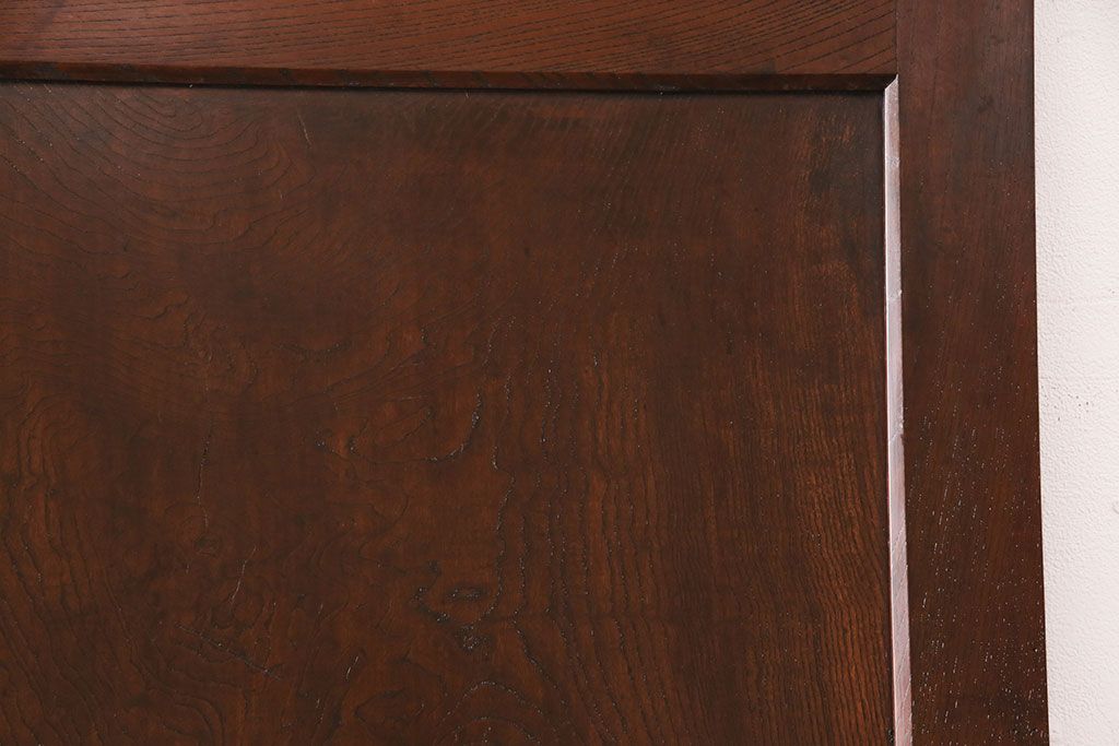 明治期の蔵戸をリペア&カスタム!設置場所に合わせてリサイズし、ドアにリメイク。時代箪笥の引手、アクリル製の家紋を取り付け。外部用塗装で仕上げ。(玄関戸、建具、玄関ドア)