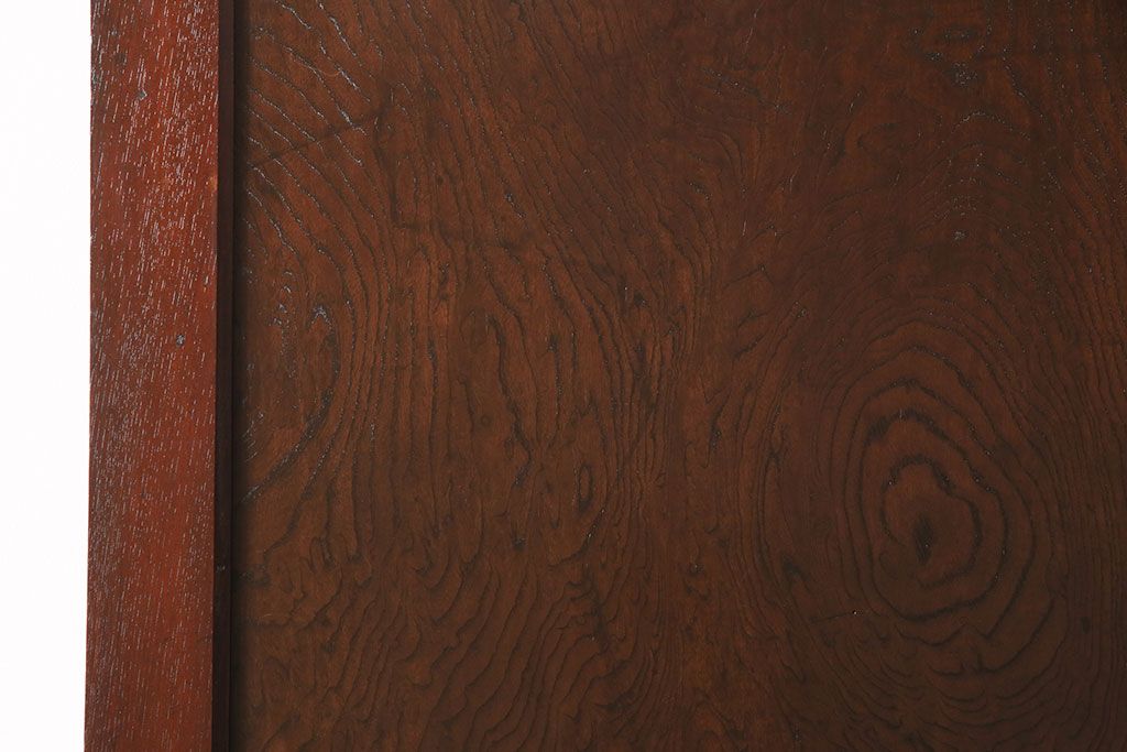 明治期の蔵戸をリペア&カスタム!設置場所に合わせてリサイズし、ドアにリメイク。時代箪笥の引手、アクリル製の家紋を取り付け。外部用塗装で仕上げ。(玄関戸、建具、玄関ドア)