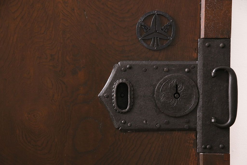明治期の蔵戸をリペア&カスタム!設置場所に合わせてリサイズし、ドアにリメイク。時代箪笥の引手、アクリル製の家紋を取り付け。外部用塗装で仕上げ。(玄関戸、建具、玄関ドア)