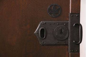 明治期の蔵戸をリペア&カスタム!設置場所に合わせてリサイズし、ドアにリメイク。時代箪笥の引手、アクリル製の家紋を取り付け。外部用塗装で仕上げ。(玄関戸、建具、玄関ドア)