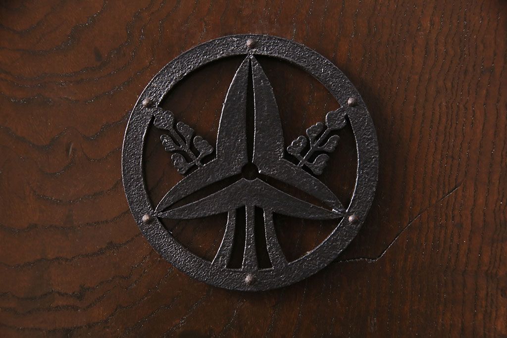 明治期の蔵戸をリペア&カスタム!設置場所に合わせてリサイズし、ドアにリメイク。時代箪笥の引手、アクリル製の家紋を取り付け。外部用塗装で仕上げ。(玄関戸、建具、玄関ドア)