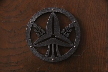 明治期の蔵戸をリペア&カスタム!設置場所に合わせてリサイズし、ドアにリメイク。時代箪笥の引手、アクリル製の家紋を取り付け。外部用塗装で仕上げ。(玄関戸、建具、玄関ドア)