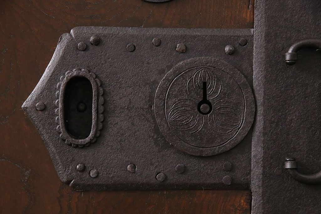 明治期の蔵戸をリペア&カスタム!設置場所に合わせてリサイズし、ドアにリメイク。時代箪笥の引手、アクリル製の家紋を取り付け。外部用塗装で仕上げ。(玄関戸、建具、玄関ドア)