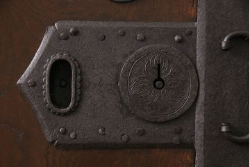 明治期の蔵戸をリペア&カスタム!設置場所に合わせてリサイズし、ドアにリメイク。時代箪笥の引手、アクリル製の家紋を取り付け。外部用塗装で仕上げ。(玄関戸、建具、玄関ドア)