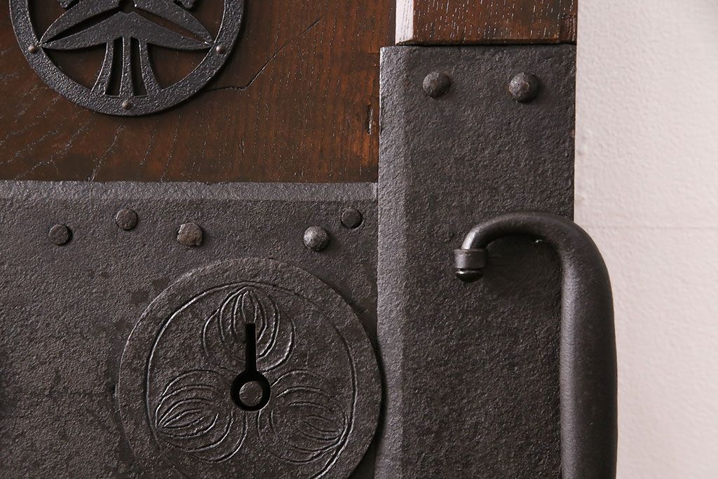 明治期の蔵戸をリペア&カスタム!設置場所に合わせてリサイズし、ドアにリメイク。時代箪笥の引手、アクリル製の家紋を取り付け。外部用塗装で仕上げ。(玄関戸、建具、玄関ドア)