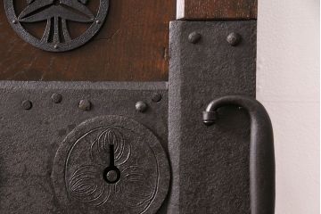 明治期の蔵戸をリペア&カスタム!設置場所に合わせてリサイズし、ドアにリメイク。時代箪笥の引手、アクリル製の家紋を取り付け。外部用塗装で仕上げ。(玄関戸、建具、玄関ドア)