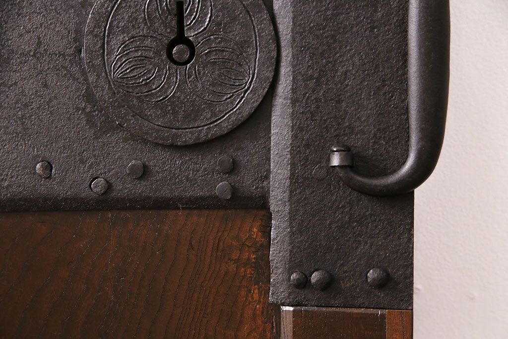 明治期の蔵戸をリペア&カスタム!設置場所に合わせてリサイズし、ドアにリメイク。時代箪笥の引手、アクリル製の家紋を取り付け。外部用塗装で仕上げ。(玄関戸、建具、玄関ドア)