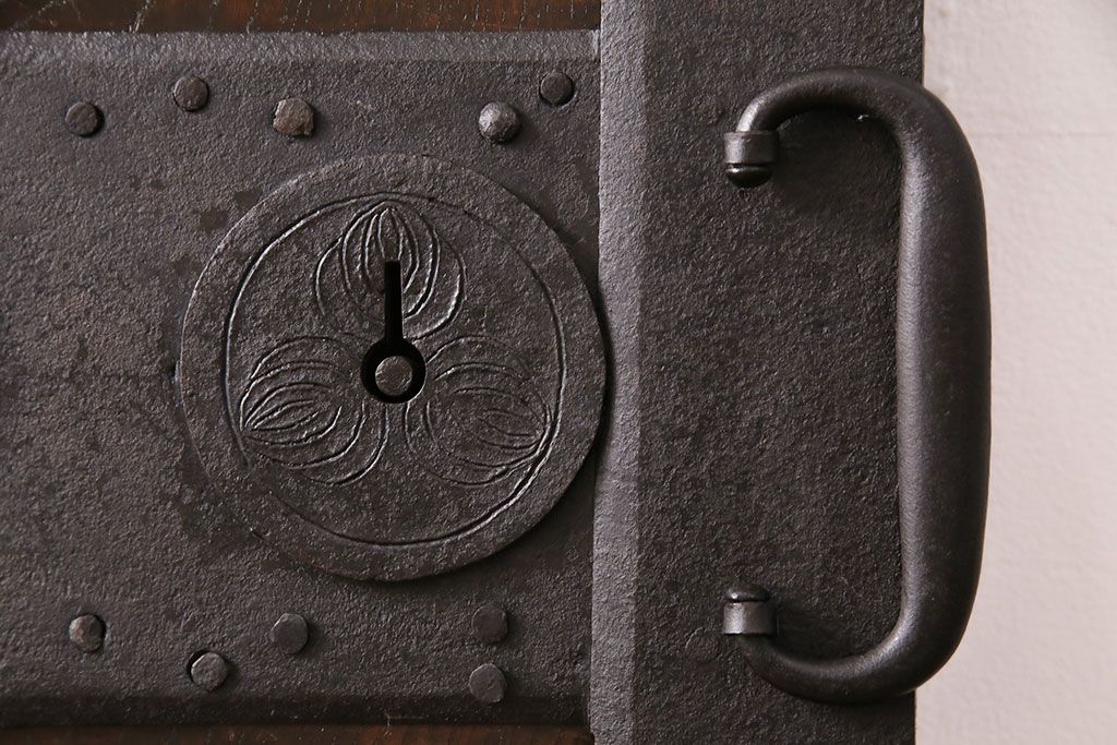 明治期の蔵戸をリペア&カスタム!設置場所に合わせてリサイズし、ドアにリメイク。時代箪笥の引手、アクリル製の家紋を取り付け。外部用塗装で仕上げ。(玄関戸、建具、玄関ドア)