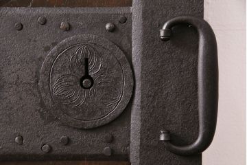 明治期の蔵戸をリペア&カスタム!設置場所に合わせてリサイズし、ドアにリメイク。時代箪笥の引手、アクリル製の家紋を取り付け。外部用塗装で仕上げ。(玄関戸、建具、玄関ドア)