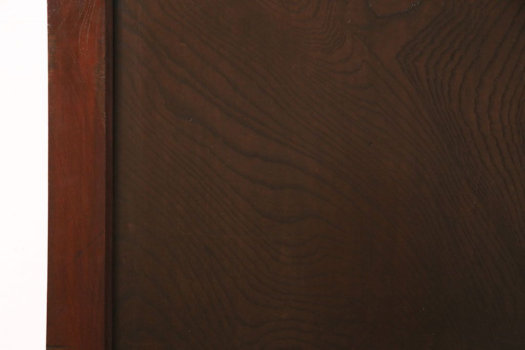 明治期の蔵戸をリペア&カスタム!設置場所に合わせてリサイズし、ドアにリメイク。時代箪笥の引手、アクリル製の家紋を取り付け。外部用塗装で仕上げ。(玄関戸、建具、玄関ドア)