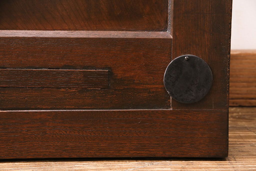 明治期の蔵戸をリペア&カスタム!設置場所に合わせてリサイズし、ドアにリメイク。時代箪笥の引手、アクリル製の家紋を取り付け。外部用塗装で仕上げ。(玄関戸、建具、玄関ドア)