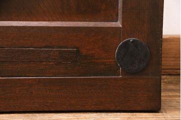 明治期の蔵戸をリペア&カスタム!設置場所に合わせてリサイズし、ドアにリメイク。時代箪笥の引手、アクリル製の家紋を取り付け。外部用塗装で仕上げ。(玄関戸、建具、玄関ドア)