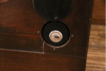 明治期の蔵戸をリペア&カスタム!設置場所に合わせてリサイズし、ドアにリメイク。時代箪笥の引手、アクリル製の家紋を取り付け。外部用塗装で仕上げ。(玄関戸、建具、玄関ドア)