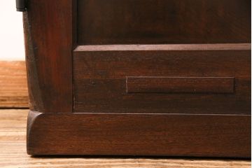 明治期の蔵戸をリペア&カスタム!設置場所に合わせてリサイズし、ドアにリメイク。時代箪笥の引手、アクリル製の家紋を取り付け。外部用塗装で仕上げ。(玄関戸、建具、玄関ドア)