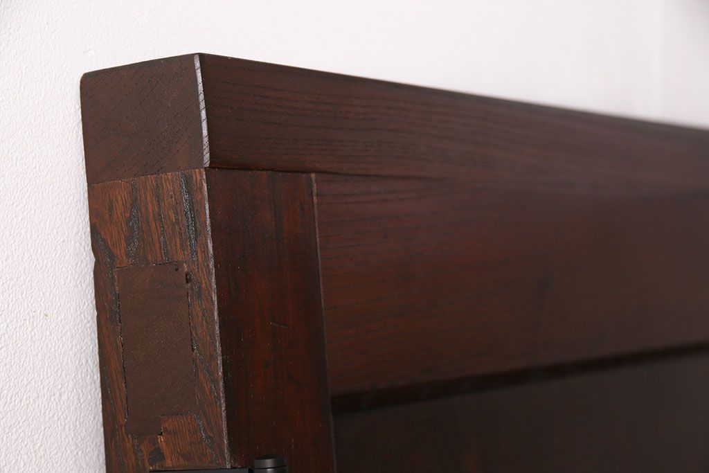 明治期の蔵戸をリペア&カスタム!設置場所に合わせてリサイズし、ドアにリメイク。時代箪笥の引手、アクリル製の家紋を取り付け。外部用塗装で仕上げ。(玄関戸、建具、玄関ドア)