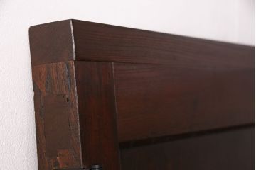 明治期の蔵戸をリペア&カスタム!設置場所に合わせてリサイズし、ドアにリメイク。時代箪笥の引手、アクリル製の家紋を取り付け。外部用塗装で仕上げ。(玄関戸、建具、玄関ドア)