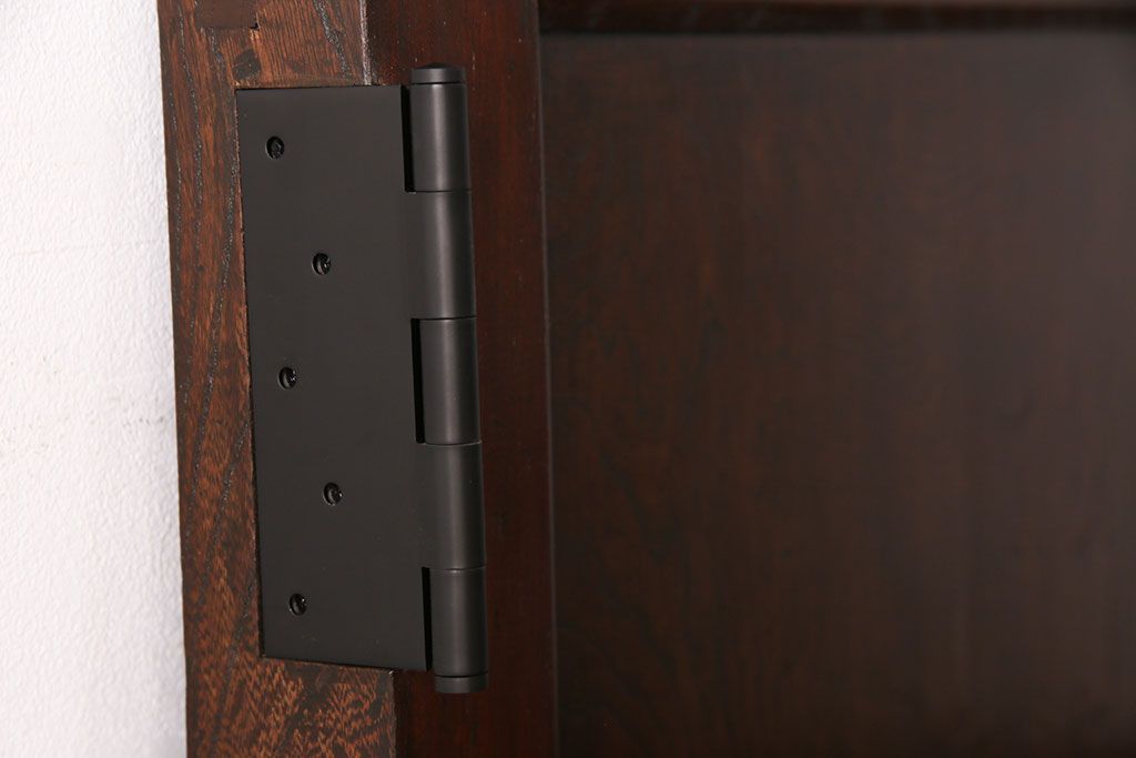 明治期の蔵戸をリペア&カスタム!設置場所に合わせてリサイズし、ドアにリメイク。時代箪笥の引手、アクリル製の家紋を取り付け。外部用塗装で仕上げ。(玄関戸、建具、玄関ドア)