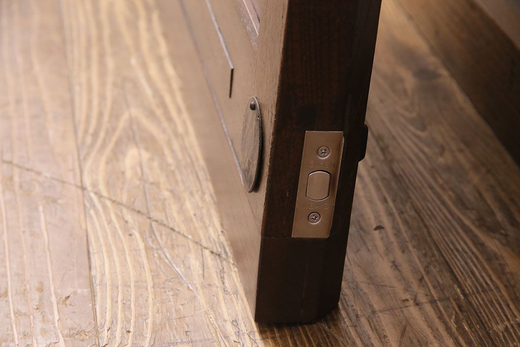 明治期の蔵戸をリペア&カスタム!設置場所に合わせてリサイズし、ドアにリメイク。時代箪笥の引手、アクリル製の家紋を取り付け。外部用塗装で仕上げ。(玄関戸、建具、玄関ドア)