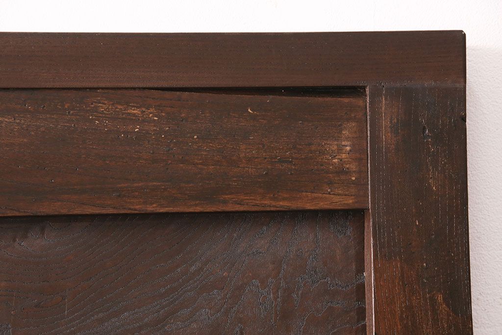 明治期の蔵戸をリペア&カスタム!設置場所に合わせてリサイズし、ドアにリメイク。時代箪笥の引手、アクリル製の家紋を取り付け。外部用塗装で仕上げ。(玄関戸、建具、玄関ドア)