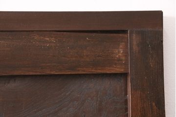 明治期の蔵戸をリペア&カスタム!設置場所に合わせてリサイズし、ドアにリメイク。時代箪笥の引手、アクリル製の家紋を取り付け。外部用塗装で仕上げ。(玄関戸、建具、玄関ドア)