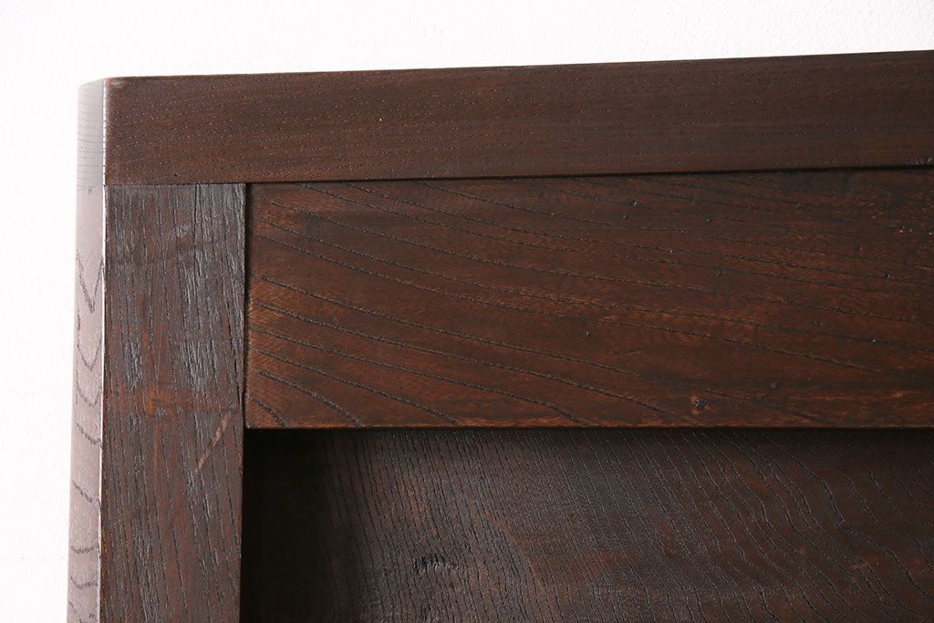 明治期の蔵戸をリペア&カスタム!設置場所に合わせてリサイズし、ドアにリメイク。時代箪笥の引手、アクリル製の家紋を取り付け。外部用塗装で仕上げ。(玄関戸、建具、玄関ドア)