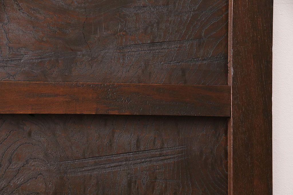 明治期の蔵戸をリペア&カスタム!設置場所に合わせてリサイズし、ドアにリメイク。時代箪笥の引手、アクリル製の家紋を取り付け。外部用塗装で仕上げ。(玄関戸、建具、玄関ドア)