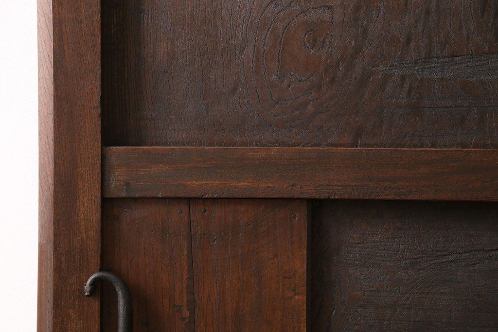 明治期の蔵戸をリペア&カスタム!設置場所に合わせてリサイズし、ドアにリメイク。時代箪笥の引手、アクリル製の家紋を取り付け。外部用塗装で仕上げ。(玄関戸、建具、玄関ドア)