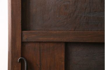 明治期の蔵戸をリペア&カスタム!設置場所に合わせてリサイズし、ドアにリメイク。時代箪笥の引手、アクリル製の家紋を取り付け。外部用塗装で仕上げ。(玄関戸、建具、玄関ドア)