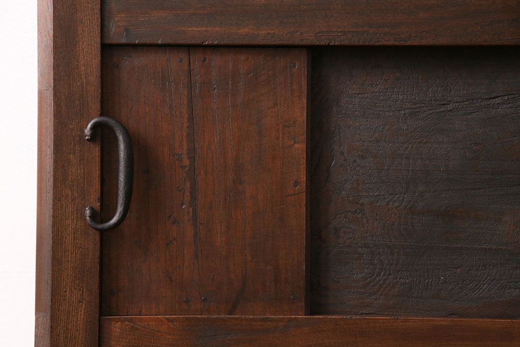 明治期の蔵戸をリペア&カスタム!設置場所に合わせてリサイズし、ドアにリメイク。時代箪笥の引手、アクリル製の家紋を取り付け。外部用塗装で仕上げ。(玄関戸、建具、玄関ドア)