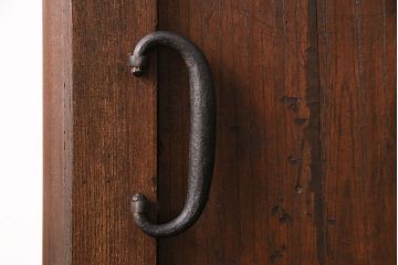 明治期の蔵戸をリペア&カスタム!設置場所に合わせてリサイズし、ドアにリメイク。時代箪笥の引手、アクリル製の家紋を取り付け。外部用塗装で仕上げ。(玄関戸、建具、玄関ドア)